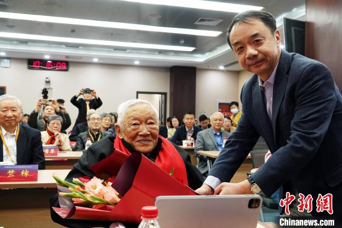 葉銘漢院士百歲華誕 捐贈300萬元獎勵青年科研人員